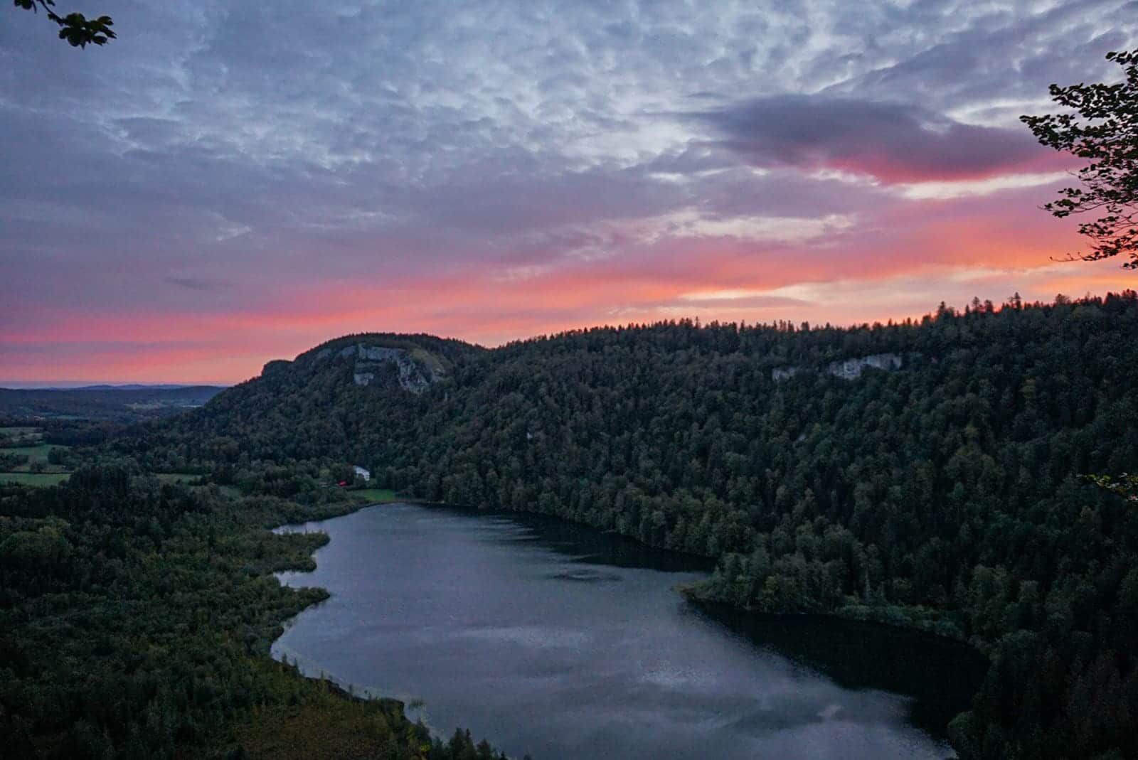 Lac de Bonlieu belvédère de la Ronde nuages rose sapins eau