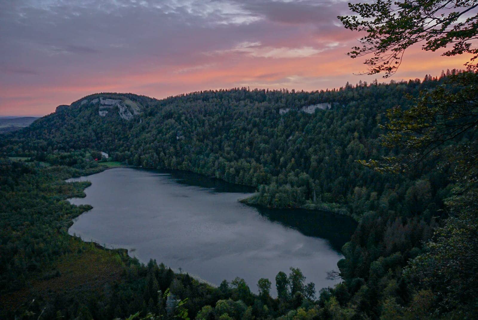 lac de Bonlieu sapins nuages roses Jura