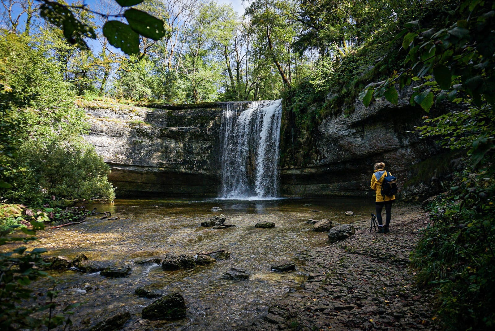 cascade du Hérisson eau lykorne ciré jaune soleil ciel bleu forêt Jura