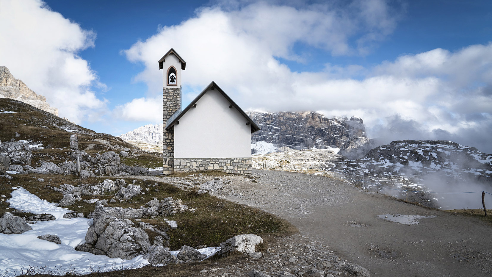 Chapelle Tre Cime di Lavaredo ciel bleu nuages