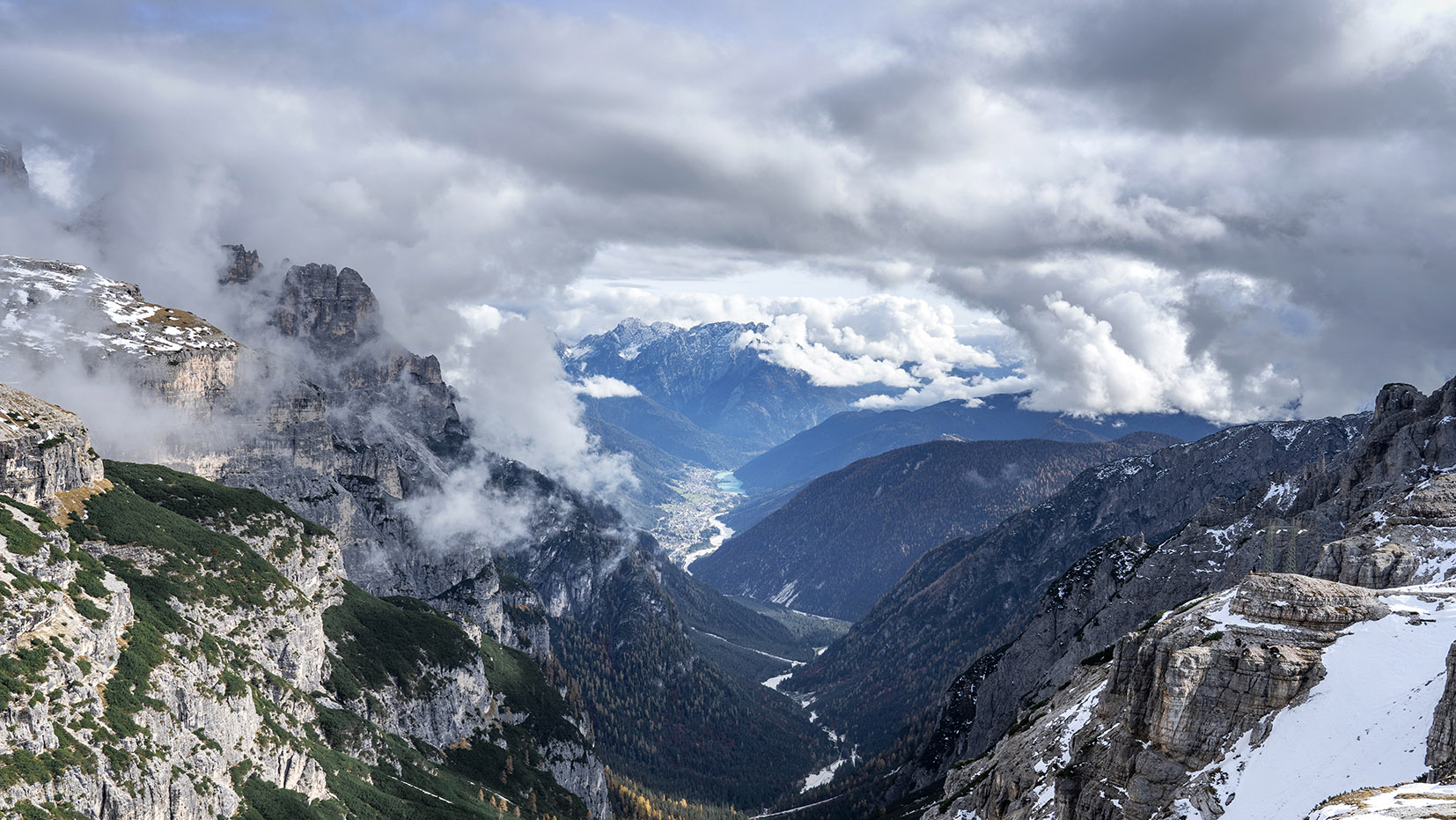 vue plongeante massif Dolomites nuages neige 