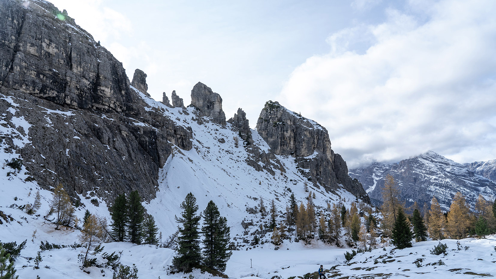 Randonnée Dolomites nuages neige ciel bleu