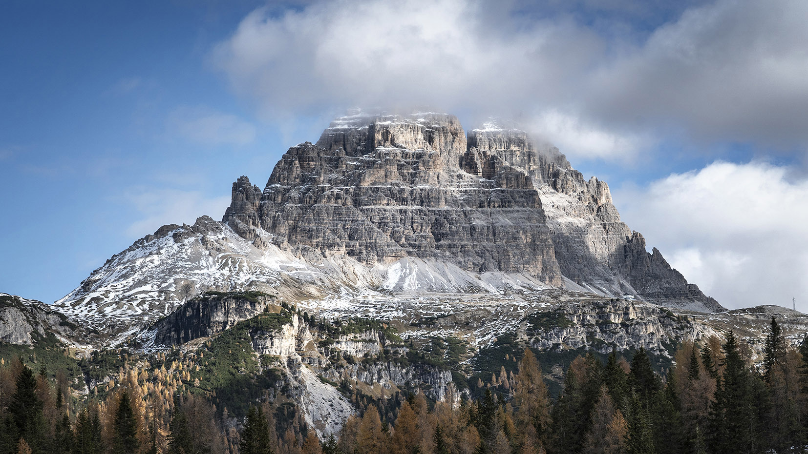 Tre Cime randonnée cime montagnes nuages ciel bleu 