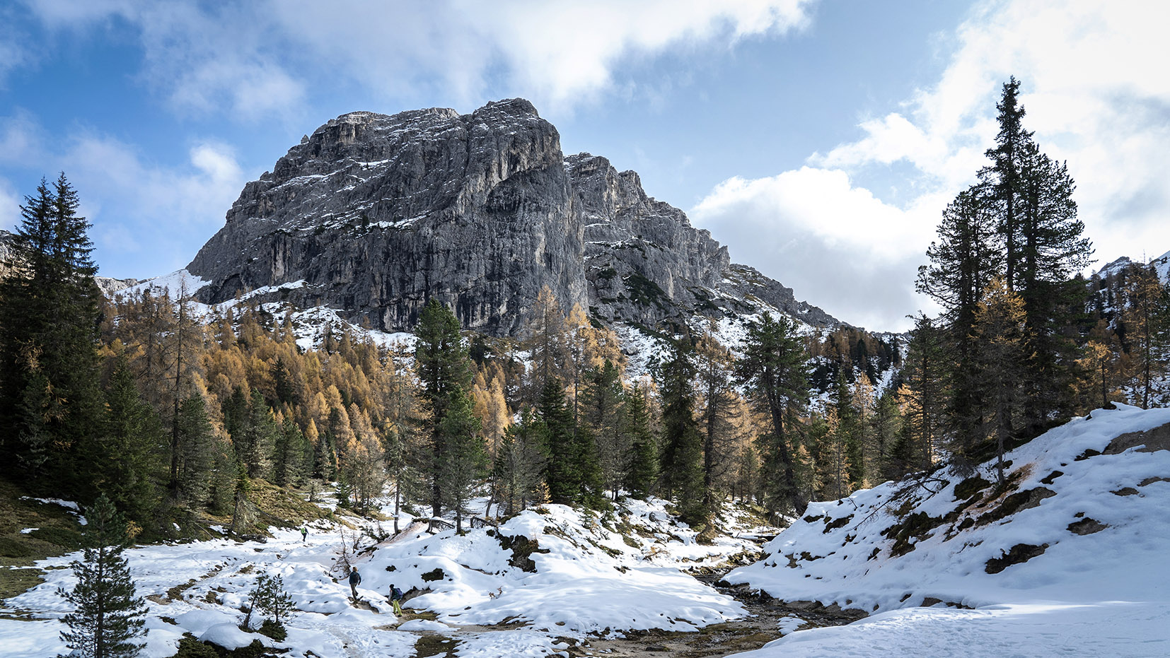 randonnée Dolomites montagne neige ruisseau serpente sapins automne