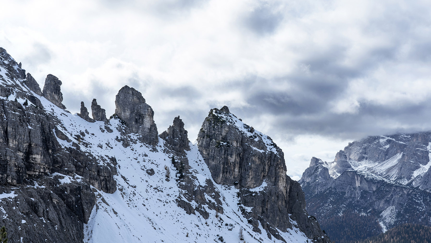 Randonnée Sud Tyrol montagnes neiges détail roche cimes