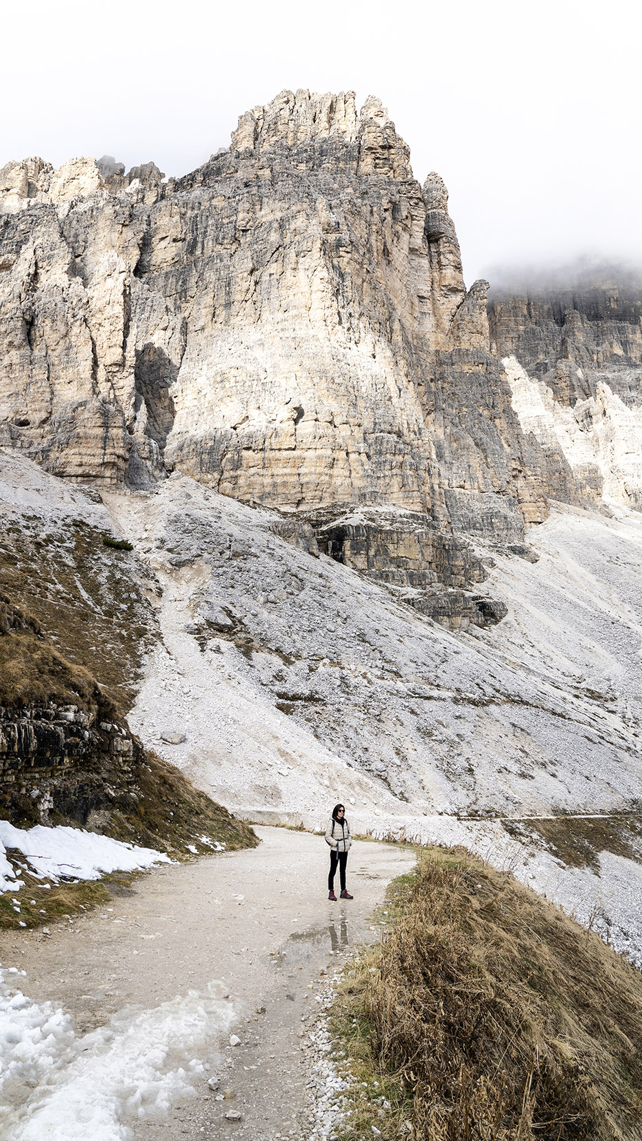 Tre Cime di Lavaredo femme devant montagnes roche