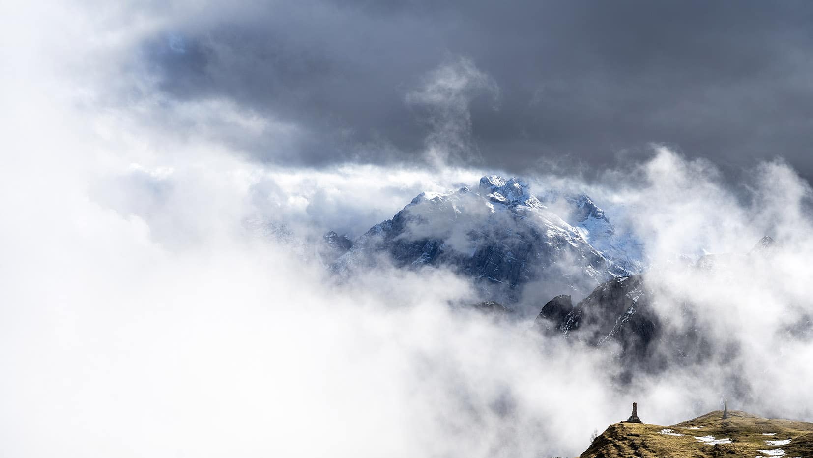 Randonnée Dolomites montagnes neige nuages