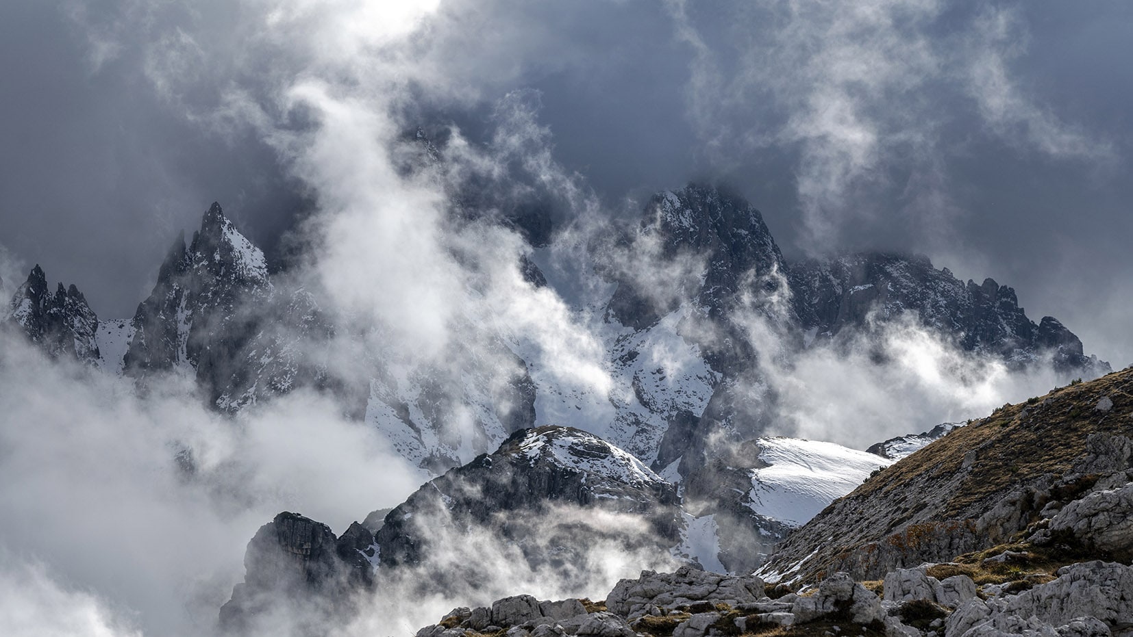 Randonnée Tre Cime di Lavaredo montagnes cimes nuages noirs lumière