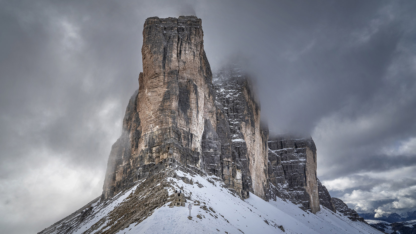Tre Cime montagnes nuages noirs Dolomites Italie nuages rochers
