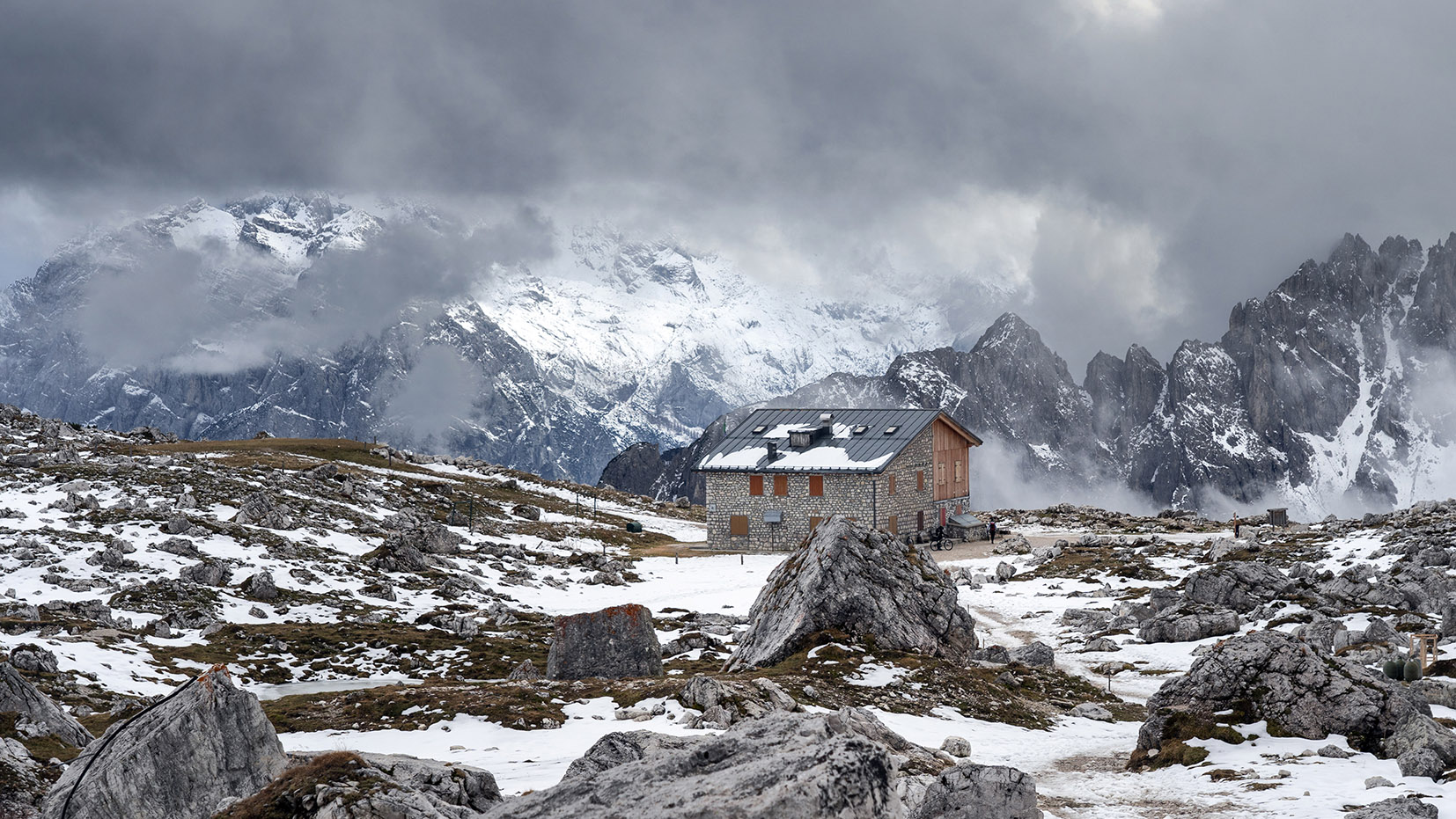 Refuge di Lavaredo Tre Cime randonnée montagnes neige rochers