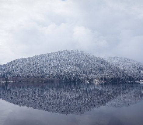 Vosges Lac de Gerardmer hiver nuages neige sapins