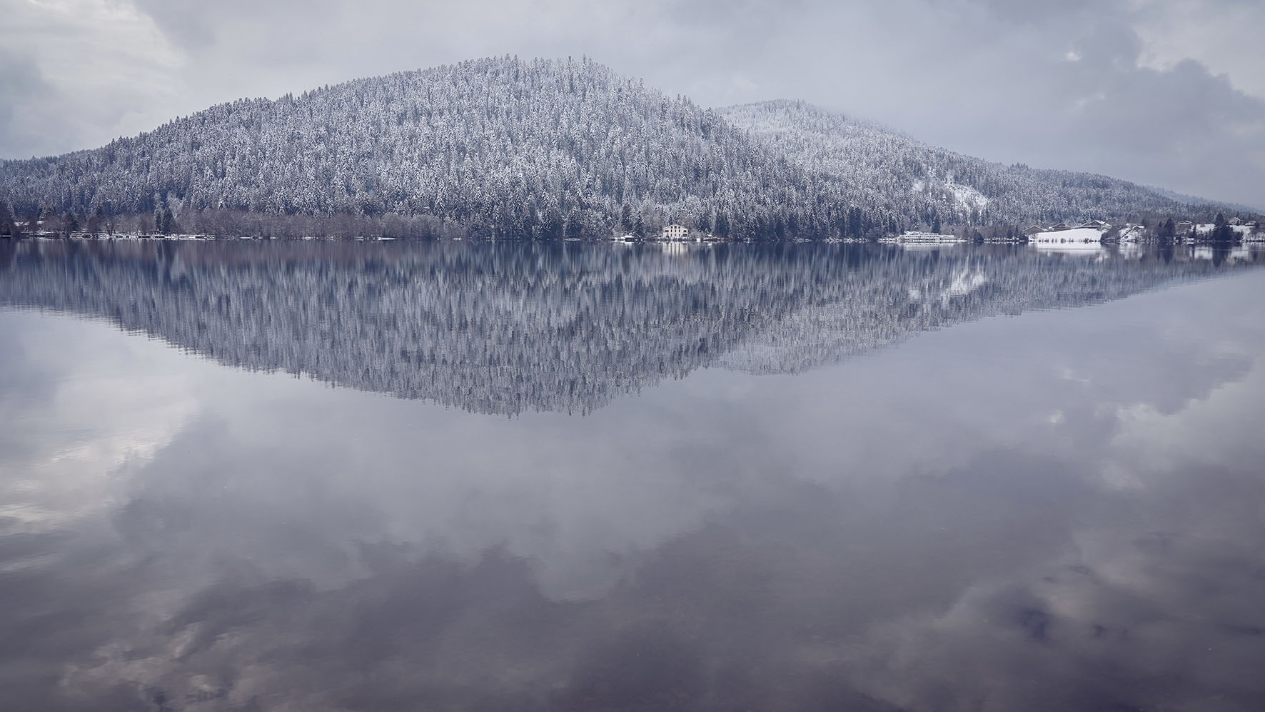 Lac de Gerardmer reflet eau neige sapins