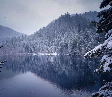 Lac de Retournemer neige reflet bleu Vosges