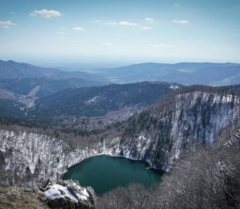 Lac des Perches Vosges vert ciel bleu neige
