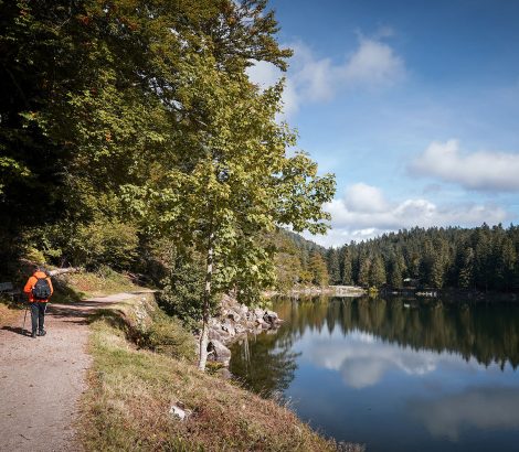 Vosges lac des Corbeaux eau nuages ciel bleu sentier