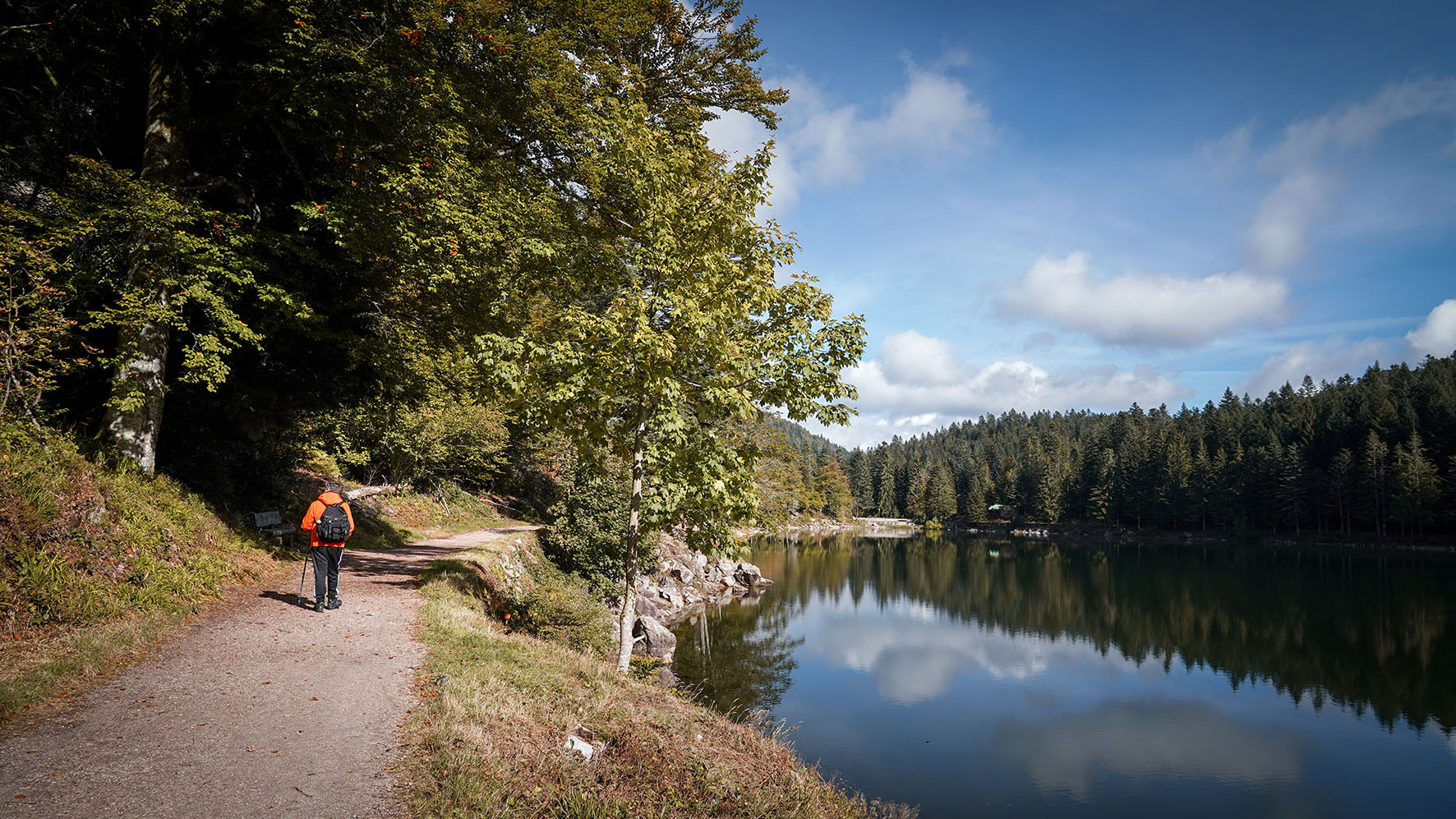 Vosges lac des Corbeaux eau nuages ciel bleu sentier