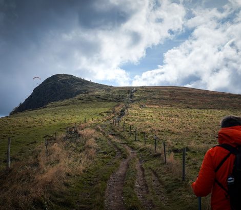 Rothenbachkopf montagne chemin parachute nuages ciel bleu