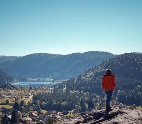 Rocher du Page vue lac de Longemer ciel bleu Vosges