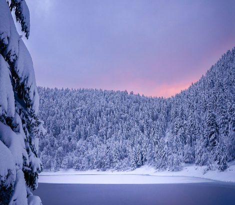 Lac des Corbeaux coucher de soleil nuages violets rose neige