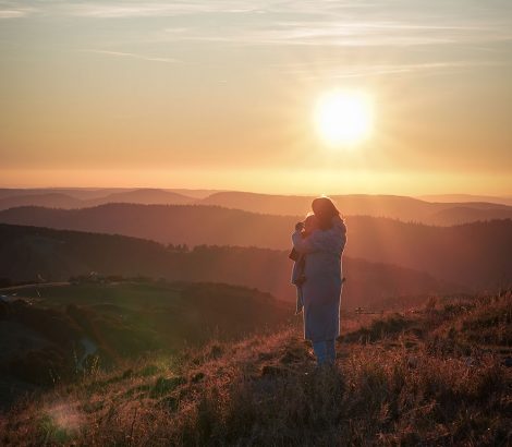 le Hohneck sommet Vosges femme enfant rayons montagnes doré