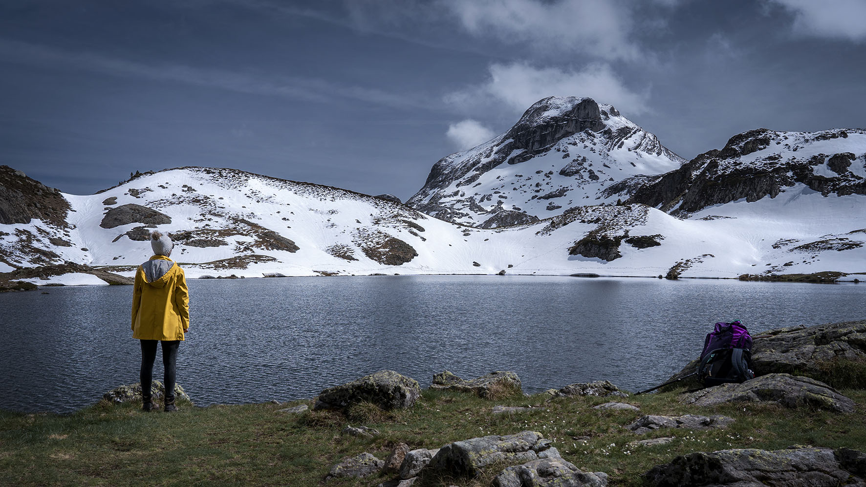 Lac Gentau ciré jaune randonnée montagnes neige ciel bleu
