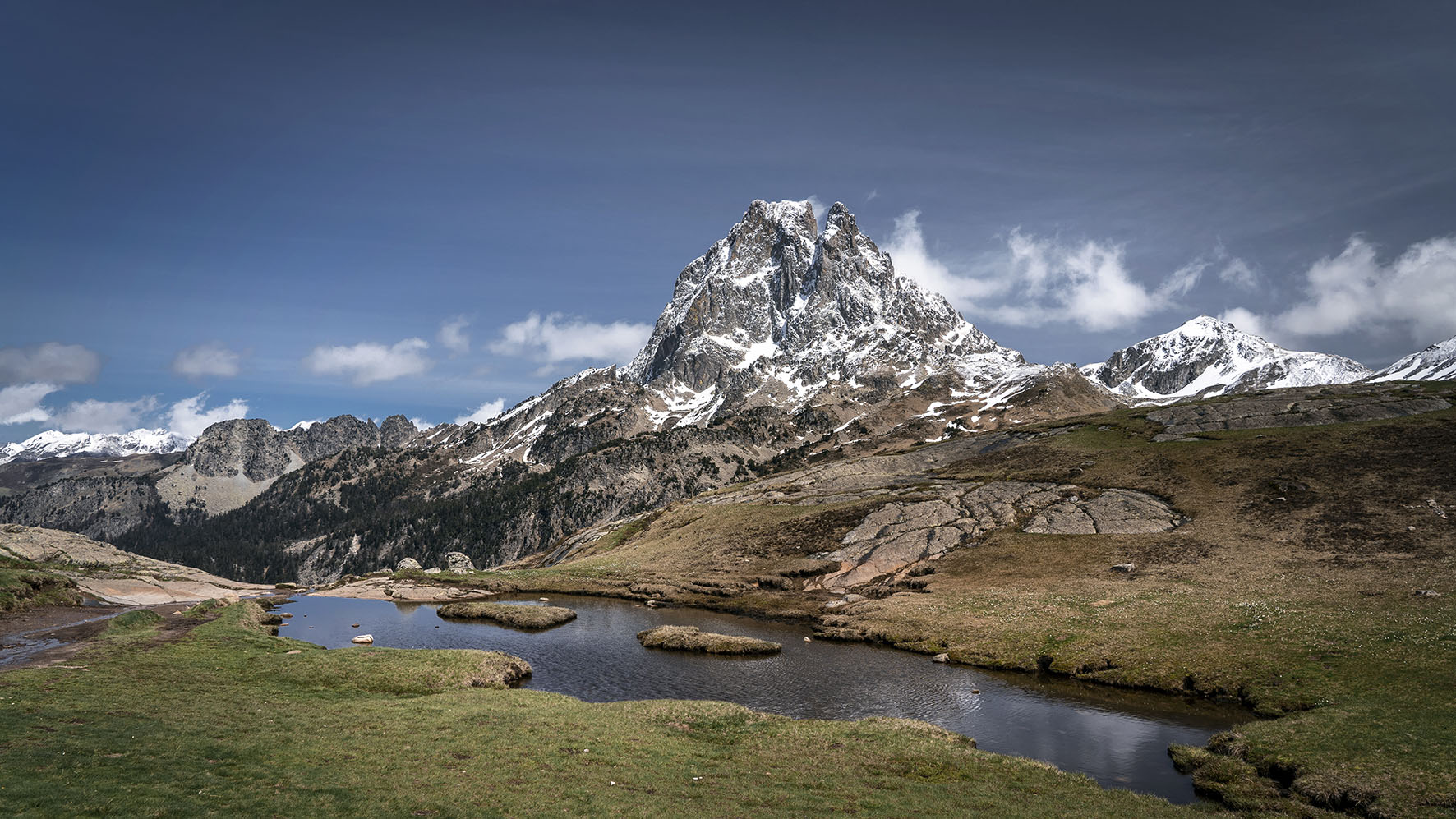 Pyrénées eau verdure Pic du Midi d'Ossau ciel bleu
